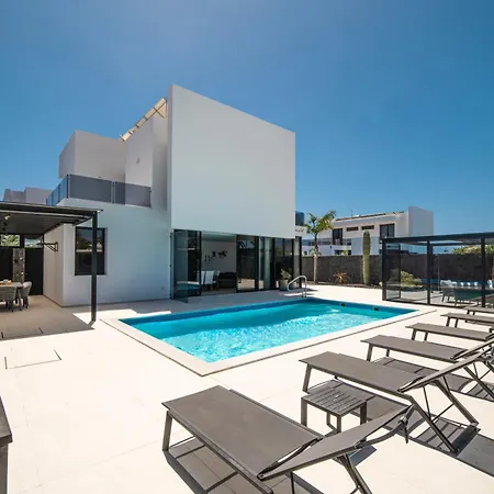 Lanz A Lot, Modern 3 Bed With Private Pool * Puerto del Carmen (Lanzarote)