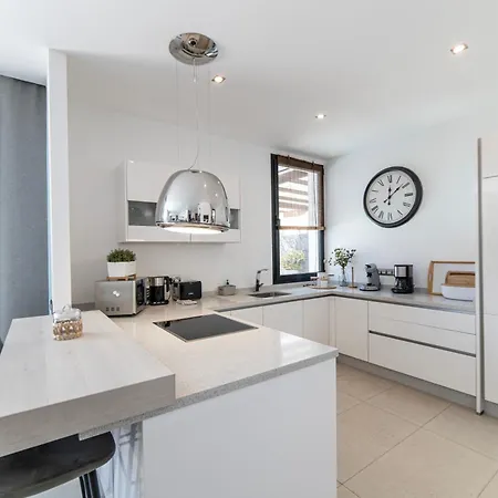 Lanz A Lot, Modern 3 Bed With Private Pool Puerto del Carmen (Lanzarote)