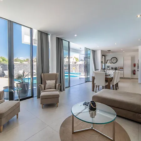 Villa Lanz A Lot, Modern 3 Bed With Private Pool *